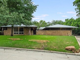 Plus de détails pour 921 NW 9th St, Grand Prairie, TX - Santé à vendre