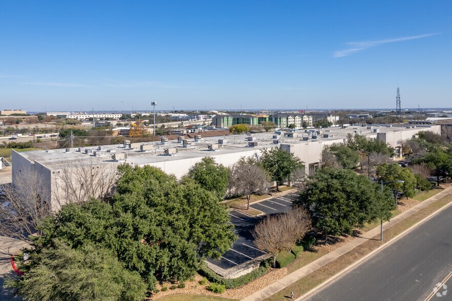 5810 Trade Center Dr, Austin, TX à louer - Photo de l’immeuble – Image 3 sur 6