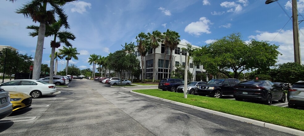 7950 NW 53rd St, Doral, FL à louer - Photo de l’immeuble – Image 3 sur 8