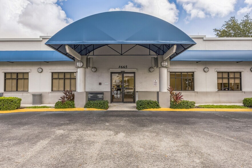 4665 S Congress Ave, Lake Worth, FL à louer - Photo de l’immeuble – Image 2 sur 15