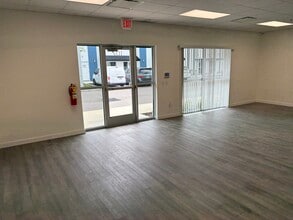 7906 Kingspointe Pky, Orlando, FL à louer Photo intérieure– Image 1 sur 4