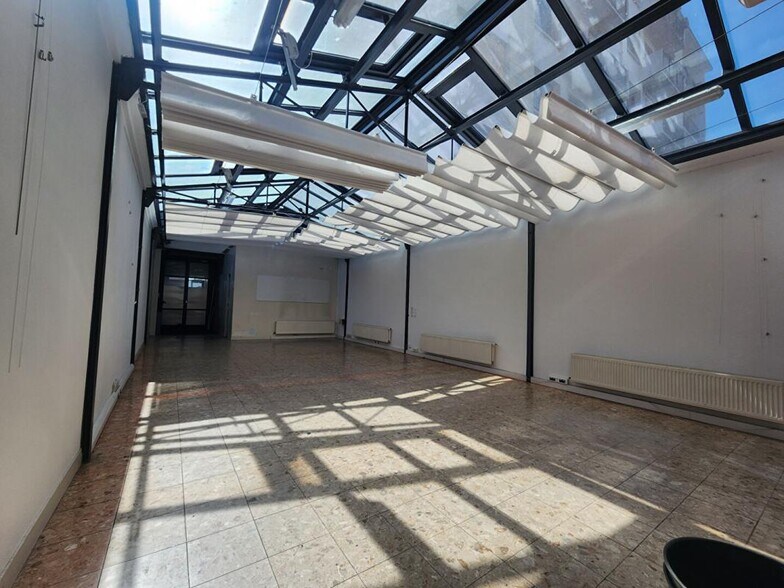 Local commercial dans La Garenne-Colombes à louer - Photo de l’immeuble – Image 3 sur 7