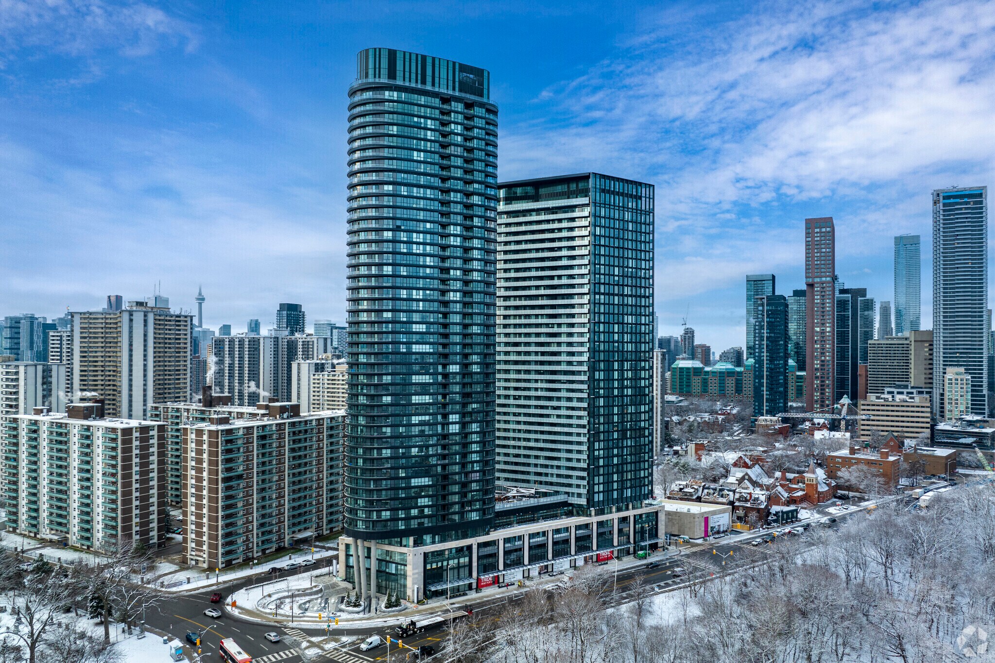 575 Bloor St E, Toronto, ON à louer Photo de l’immeuble– Image 1 sur 6