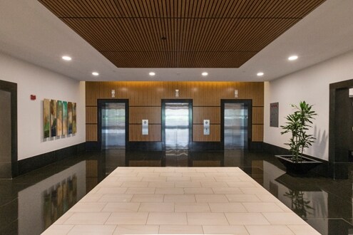 8521 Leesburg Pike, Vienna, VA à louer - Hall d’entrée – Image 3 sur 6