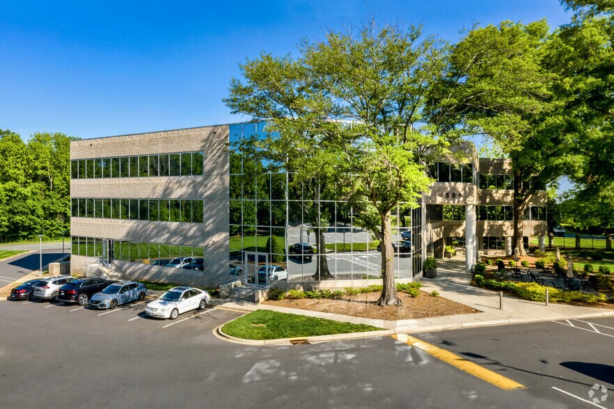 4501 Charlotte Park Dr, Charlotte, NC à louer - Photo de l’immeuble – Image 2 sur 4