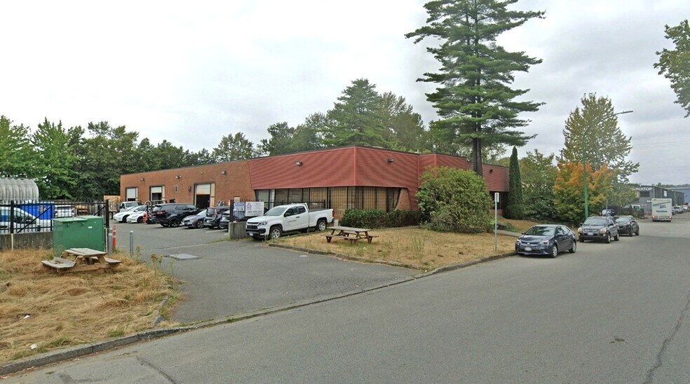 7405 Lowland Dr, Burnaby, BC à louer - Photo de l’immeuble – Image 3 sur 4