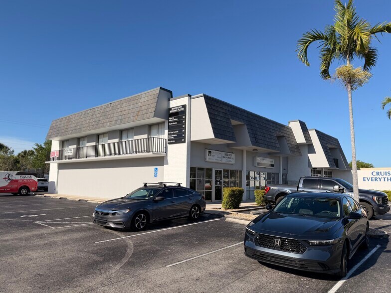 1950 Courtney Dr, Fort Myers, FL à louer - Photo de l’immeuble – Image 3 sur 21