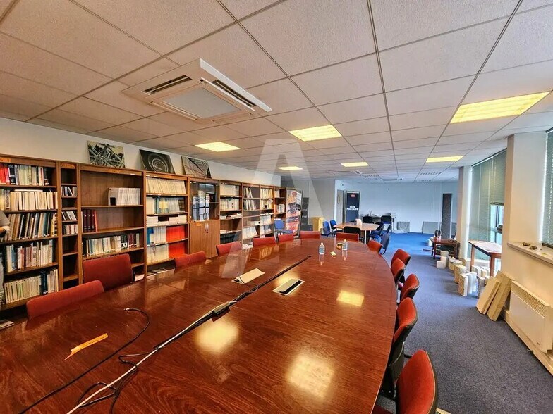 Industriel/Logistique dans Magny-les-Hameaux à louer - Photo de l’immeuble – Image 3 sur 4