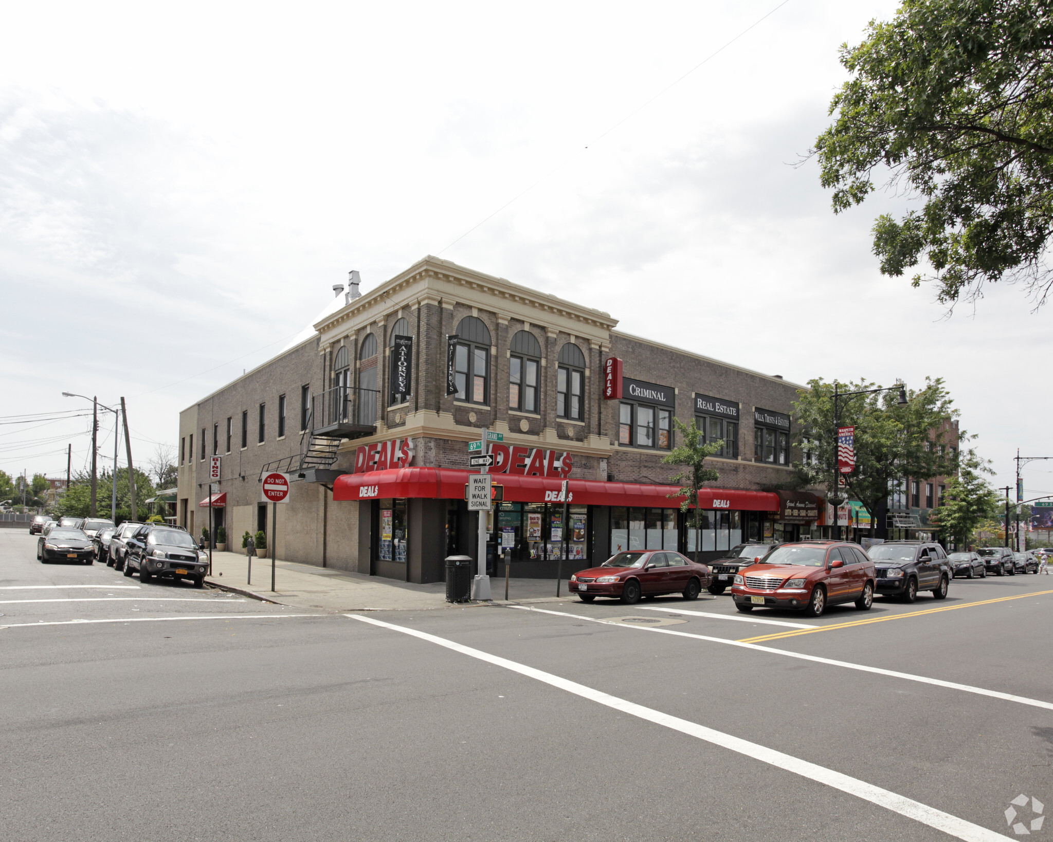 69-06-69-10 Grand Ave, Maspeth, NY à louer Photo principale– Image 1 sur 33