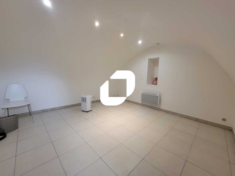 Bureau dans Montlhéry à vendre - Photo de l’immeuble – Image 2 sur 8
