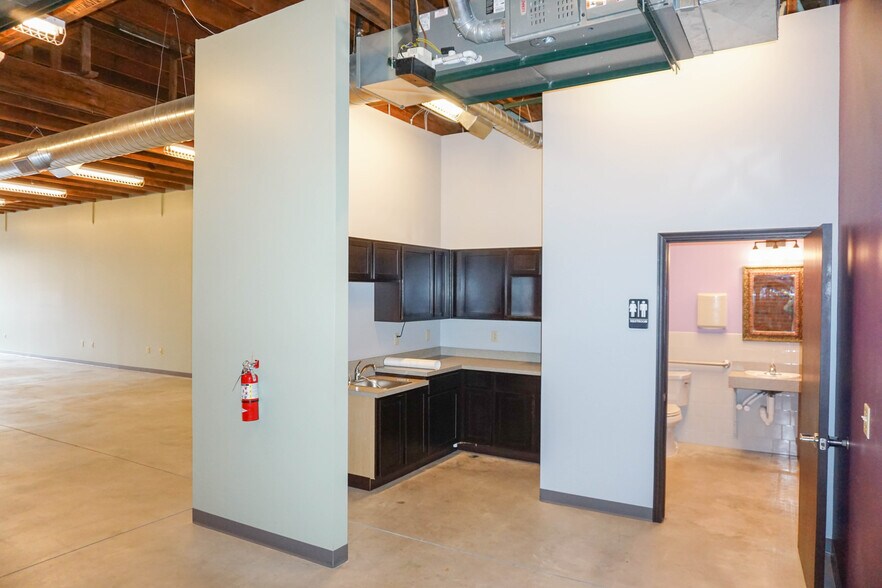 535 W Douglas Ave, Wichita, KS à louer - Photo de l’immeuble – Image 2 sur 9