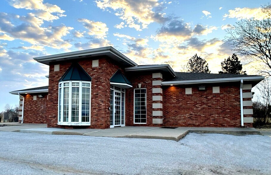 8021 S 84th St, La Vista, NE à louer - Photo de l’immeuble – Image 1 sur 7