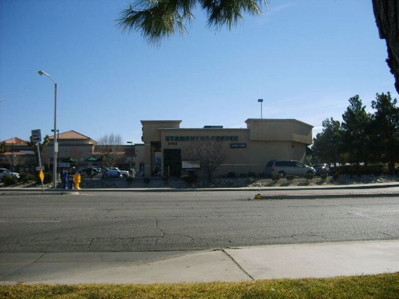 2062 W Avenue K, Lancaster, CA à louer - Photo de l’immeuble – Image 2 sur 4