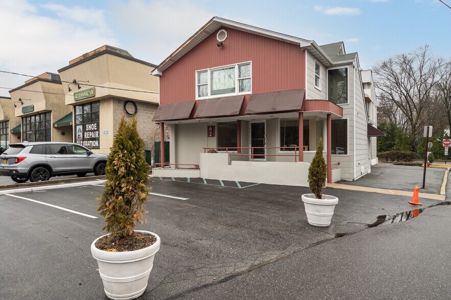 62 Glen Cove Rd, Roslyn Heights, NY à louer - Photo de l’immeuble – Image 2 sur 41