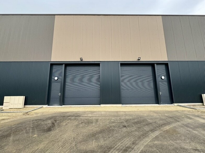 Industriel/Logistique dans Flins-sur-Seine à vendre - Photo de l’immeuble – Image 2 sur 7