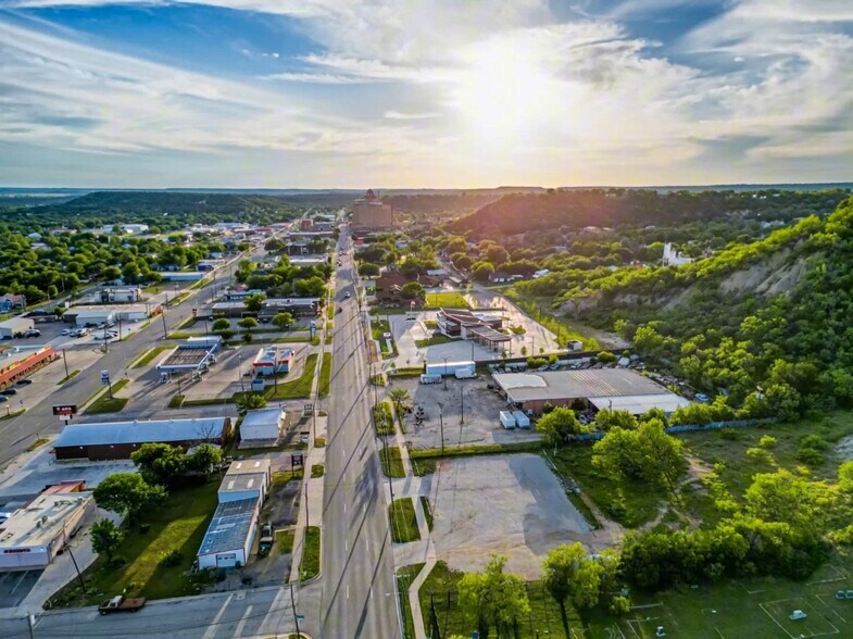 1207 E Hubbard St, Mineral Wells, TX à vendre - Vidéo sur l’annonce professionnelle – Image 2 sur 5