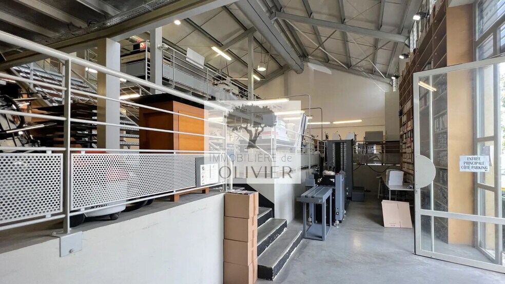 Local d'activités dans Apt à vendre - Photo de l’immeuble – Image 1 sur 5