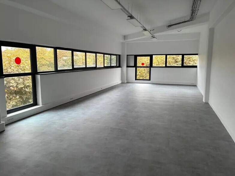 Bureau dans Saint-Denis à louer - Photo de l’immeuble – Image 1 sur 8