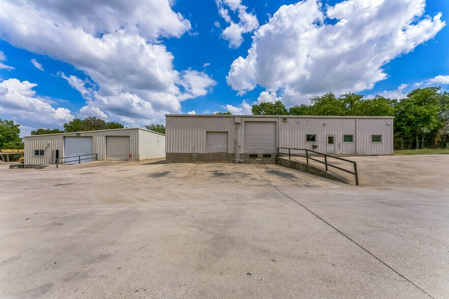 1329 E Wheatland Rd, Lancaster, TX à vendre - Photo de l’immeuble – Image 3 sur 8