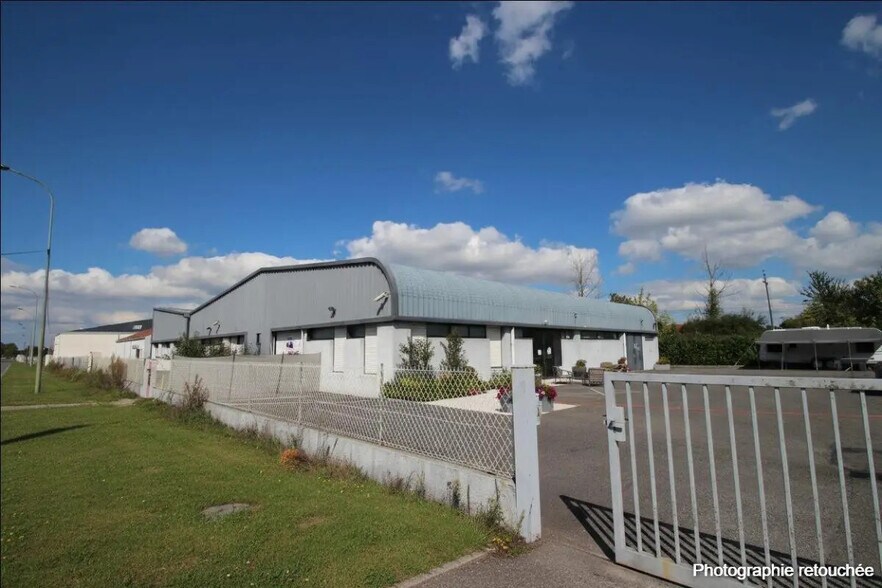 Industriel/Logistique dans Lons à louer - Photo de l’immeuble – Image 1 sur 4