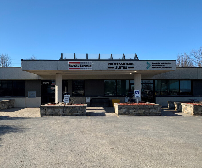 2495 Parkedale Ave, Brockville, ON à louer - Photo de l’immeuble – Image 2 sur 7