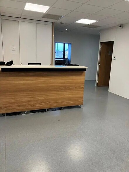 Bureau dans Saint-Cyr-sur-Loire à vendre - Photo de l’immeuble – Image 2 sur 4