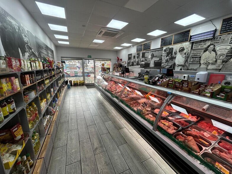 241 Imperial Dr, Harrow à louer - Photo de l’immeuble – Image 2 sur 5