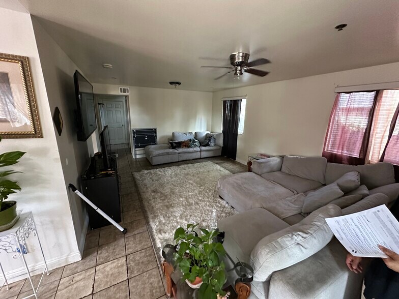 9123 Orchard Ave, Los Angeles, CA à vendre - Photo de l’immeuble – Image 2 sur 34