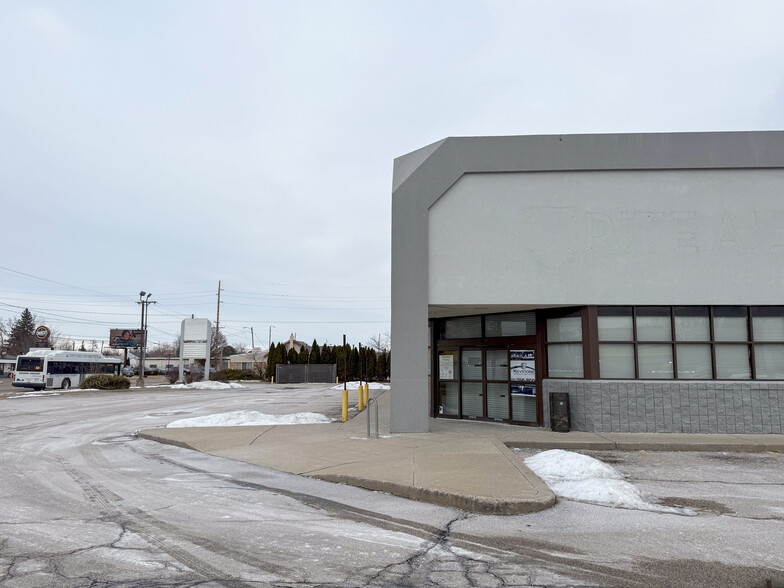 3521 Corunna Rd, Flint, MI à louer - Photo de l’immeuble – Image 3 sur 8
