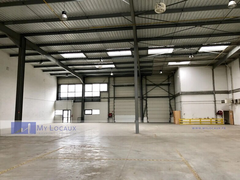 Local d’activités dans Le Blanc-Mesnil à louer - Photo de l’immeuble – Image 1 sur 4