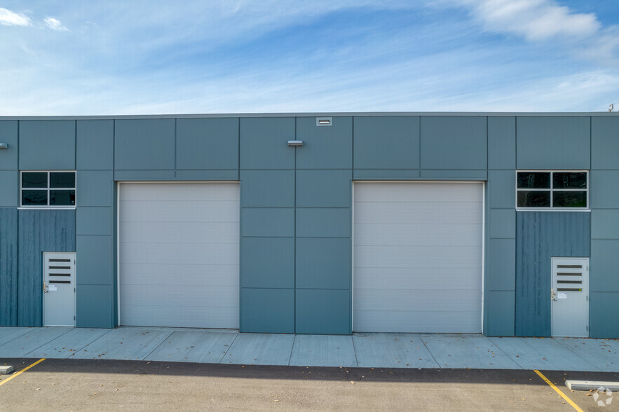 220 Manning Rd NE, Calgary, AB à vendre - Photo de l’immeuble – Image 3 sur 7