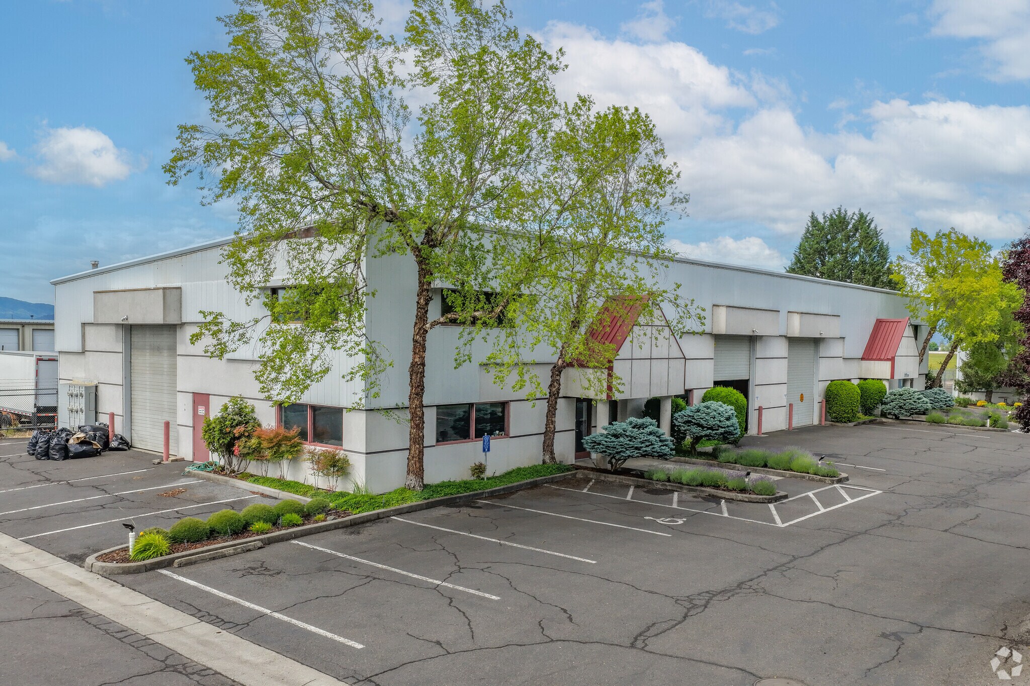5877 Crater Lake Hwy, Medford, OR à vendre Photo principale– Image 1 sur 4