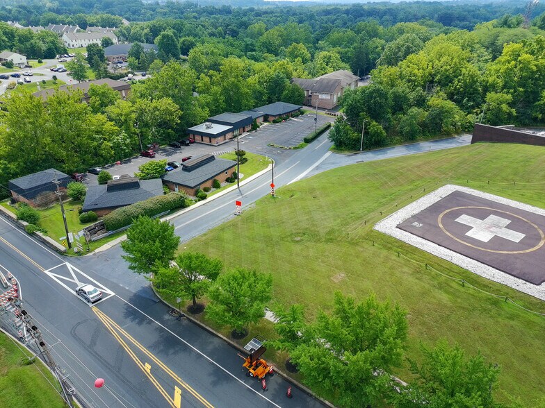 Medical Arts Complex - 1630 E High St portefeuille de 4 biens à vendre sur LoopNet.fr - Aérien – Image 3 sur 6