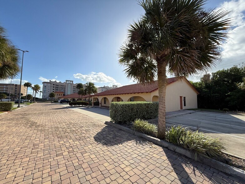 2060 Highway A1a, Indian Harbour Beach, FL à vendre - Photo de l’immeuble – Image 3 sur 4