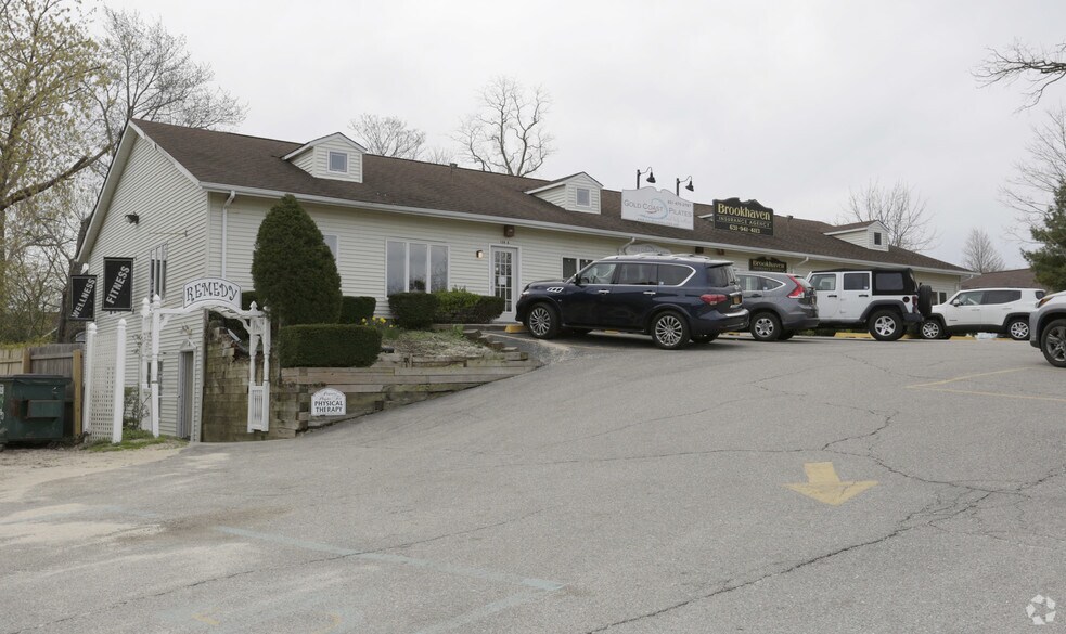 128 Old Town Rd, East Setauket, NY à louer - Photo principale – Image 1 sur 16
