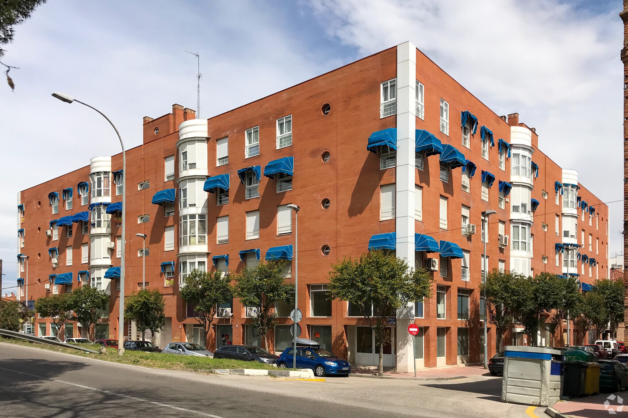 Immeuble residentiel dans Alcalá de Henares, Madrid à vendre Photo principale– Image 1 sur 3