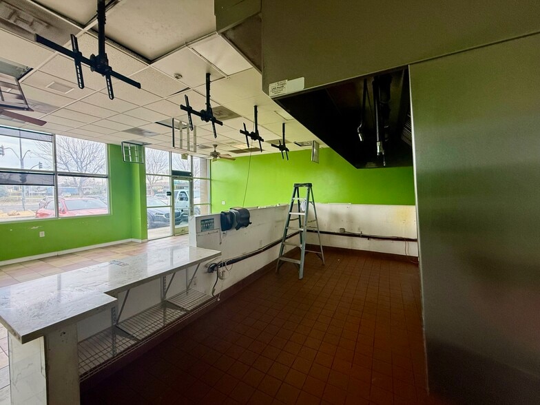 947 W Olive Ave, Porterville, CA à louer - Photo intérieure – Image 3 sur 12