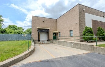 60-70 Cleveland Ave, Bay Shore, NY à louer Photo de l’immeuble– Image 1 sur 5