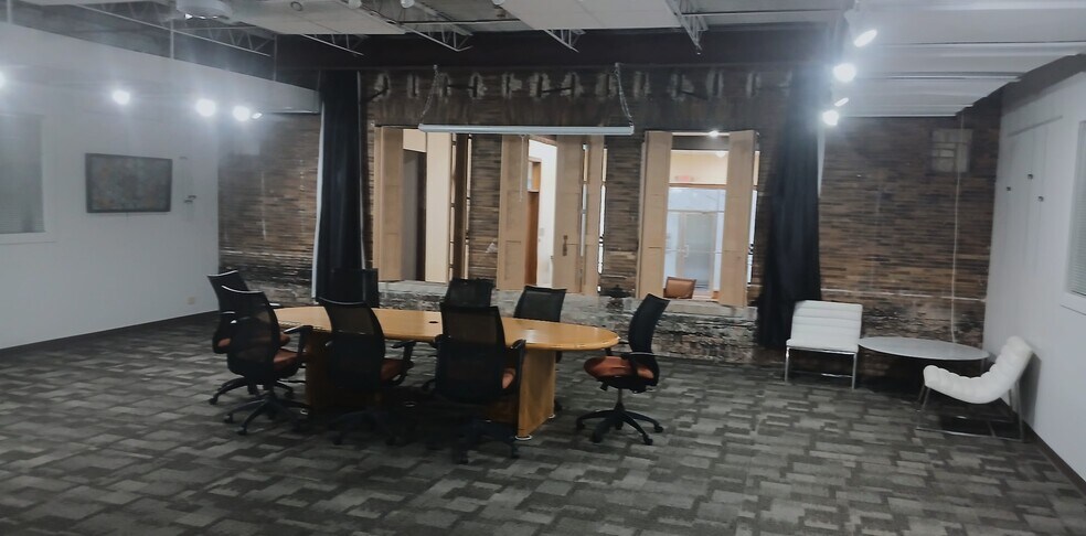 1 E Benton St, Aurora, IL à louer - Photo de l’immeuble – Image 2 sur 3