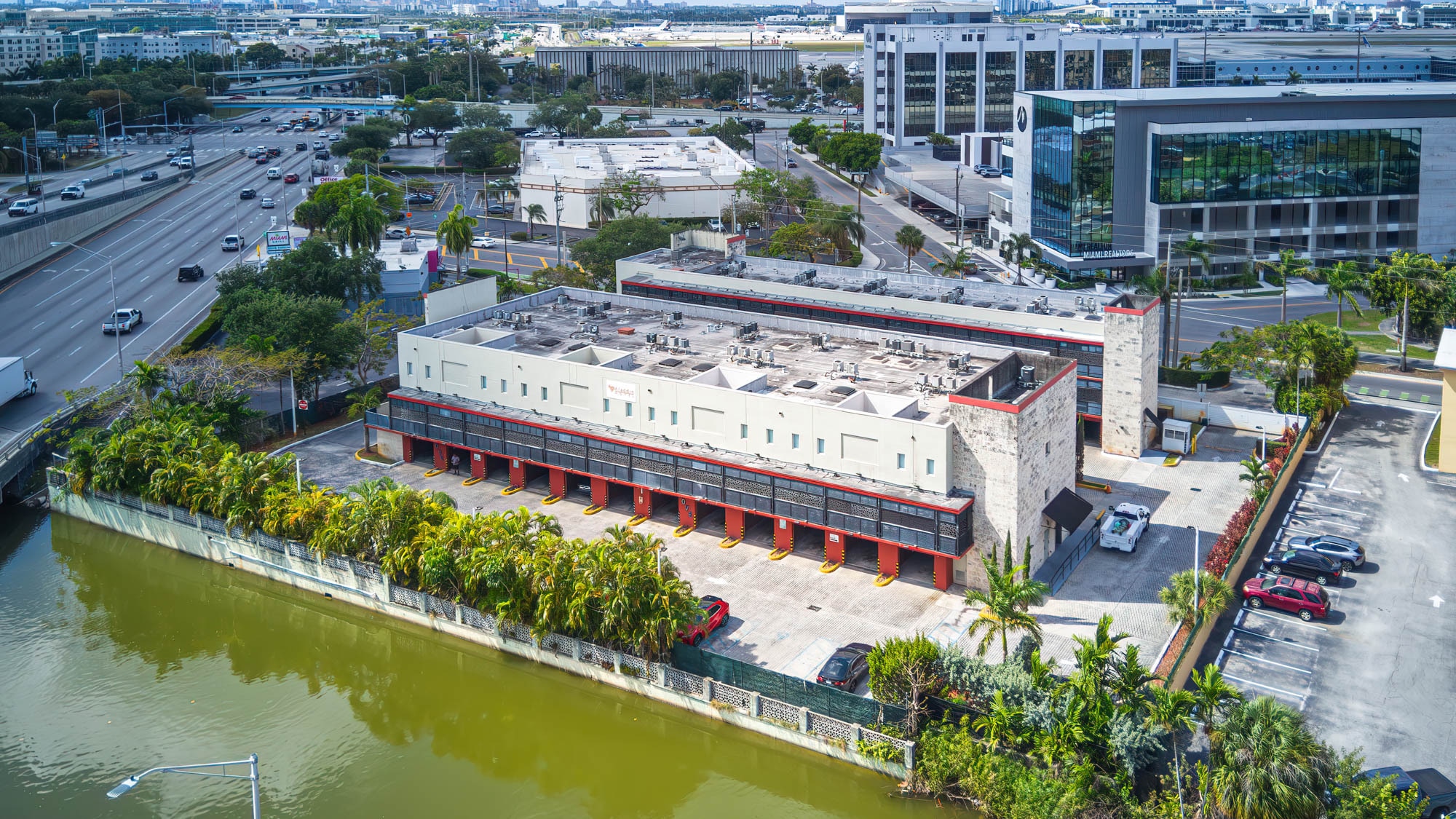 901 S Royal Poinciana Blvd, Miami Springs, FL à vendre Photo de l’immeuble– Image 1 sur 20