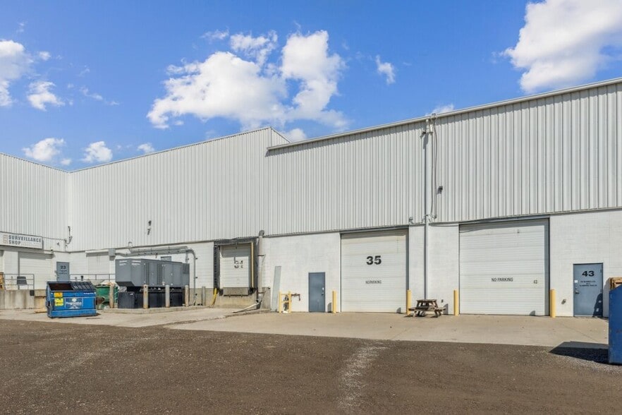 4511 Glenmore Trl SE, Calgary, AB à louer - Photo de l’immeuble – Image 2 sur 15