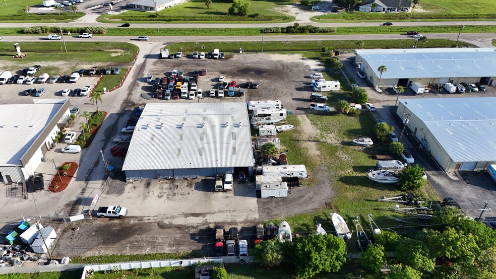 1044 NE Pine Island Rd, Cape Coral, FL à vendre - Photo de l’immeuble – Image 2 sur 4
