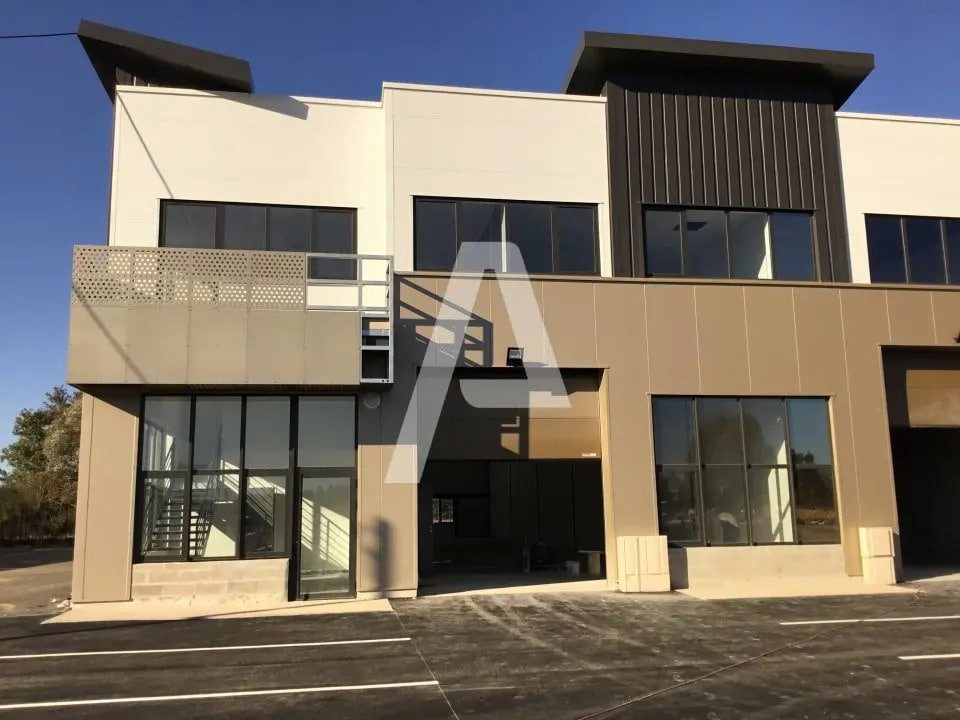 Local d'activités dans Saint-Pierre-du-Perray à vendre Photo de l’immeuble– Image 1 sur 9