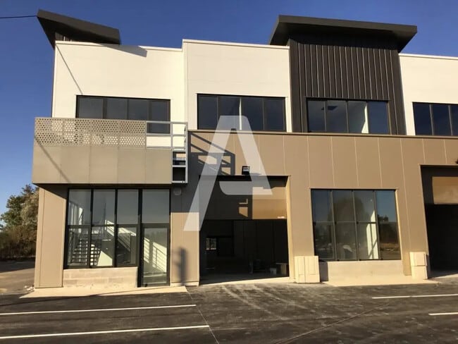 Plus de détails pour Local d’activités à vendre