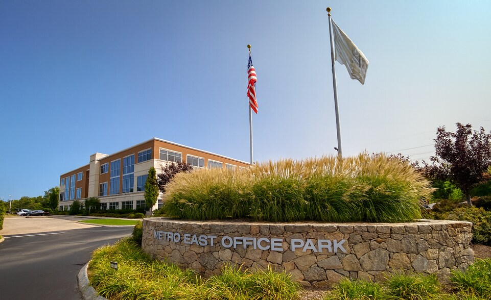 117 Metro Center Blvd, Warwick, RI à louer - Photo de l’immeuble – Image 2 sur 6