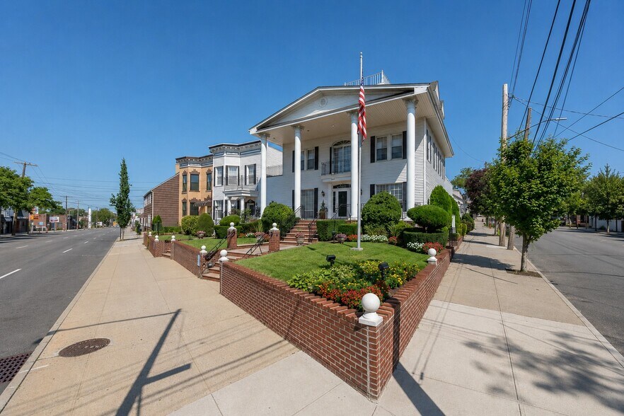 6419 Metropolitan Ave, Middle Village, NY à vendre - Photo de l’immeuble – Image 3 sur 9