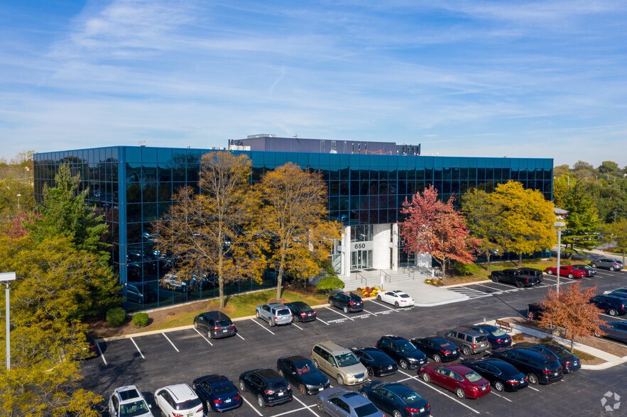 650 E Algonquin Rd, Schaumburg, IL à louer - Photo de l’immeuble – Image 3 sur 34