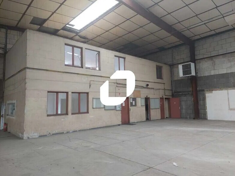 Local d'activités dans Plaisir à vendre - Photo de l’immeuble – Image 3 sur 11