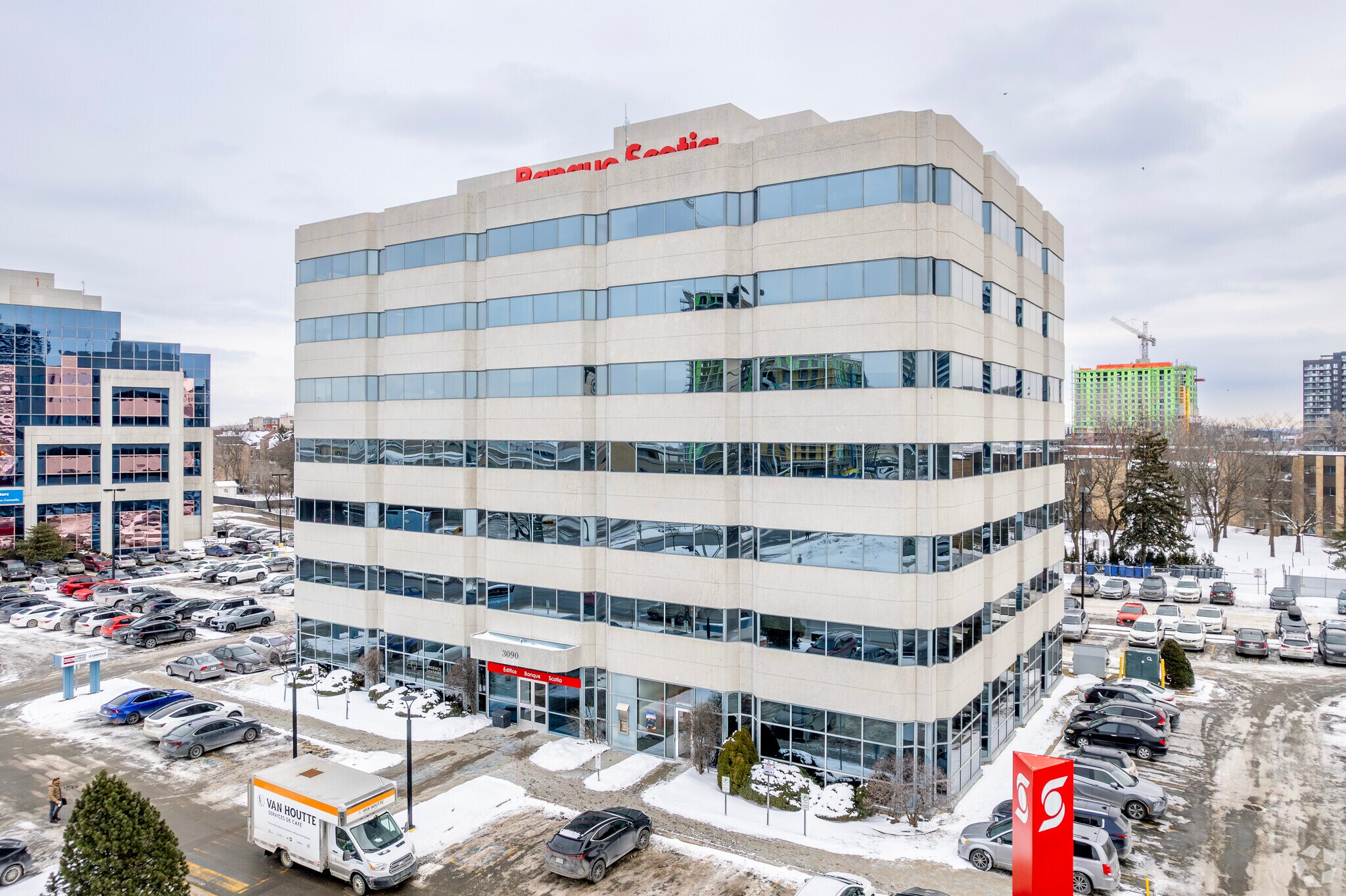 3090 Boul Le Carrefour, Laval, QC à louer Photo principale– Image 1 sur 4