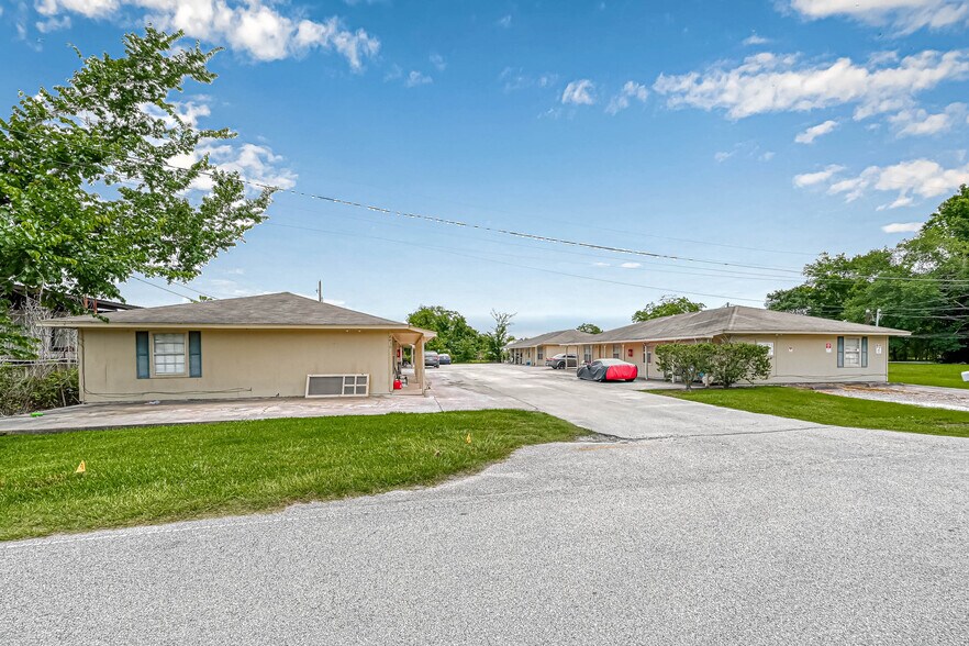 8430 Round Rock Dr, Houston, TX à vendre - Photo de l’immeuble – Image 2 sur 28